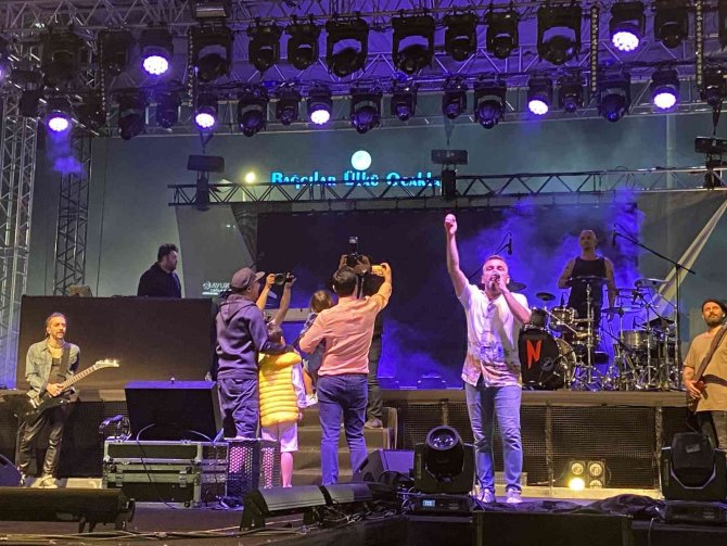 Manga Bağcılar’da 80 Bin Kişiye Konser Verdi
