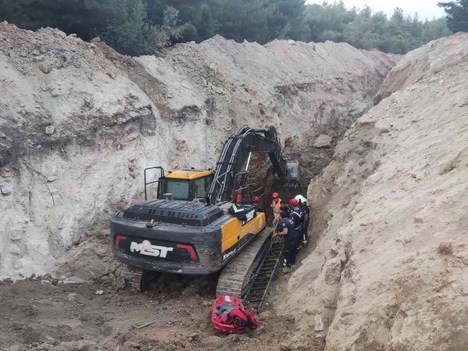 Manisa’daki Göçükte Bir Kişinin Cesedi Çıkarıldı, Bir Kişi Aranıyor