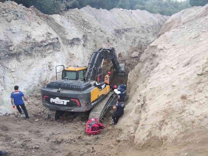 Manisa’daki Göçükte Bir Kişinin Cesedi Çıkarıldı, Bir Kişi Aranıyor
