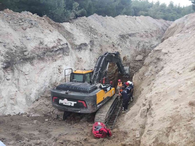 Manisa’daki Göçükte Bir Kişinin Cesedi Çıkarıldı, Bir Kişi Aranıyor