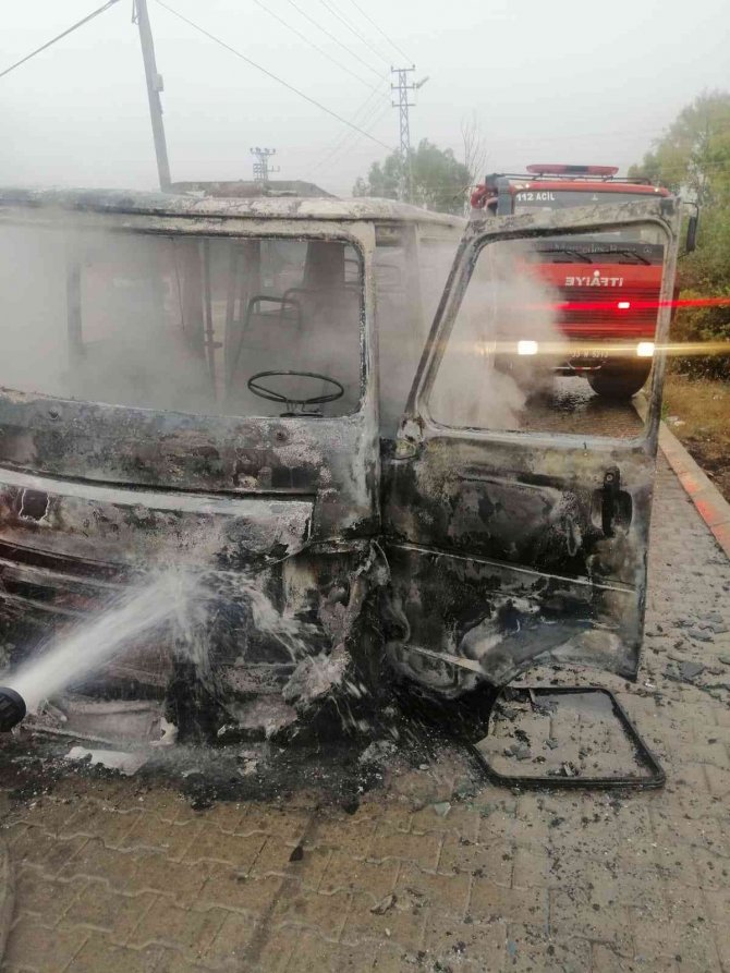 Tarsus’ta Tarım İşçilerini Taşıyan Servis Aracı Alev Alev Yandı