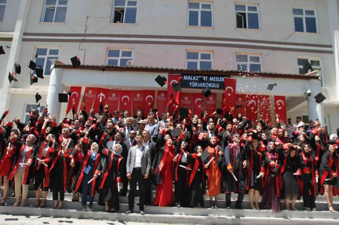 Malazgirt Myo’da Mezuniyet Coşkusu