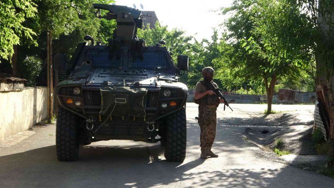 Eroini ‘Erol Abi’, Metamfetamini ‘Metin Abi’ Şifresiyle Pazarlayan Torbacılara Şafak Operasyonu