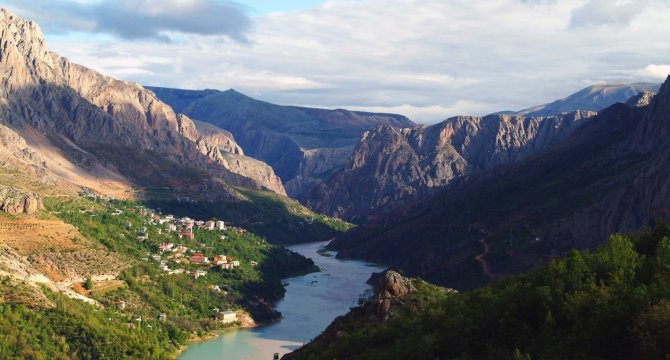 Sakin Şehirler Ağına Dâhil Edilen Kemaliye, Yaz Aylarında İlçe Nüfusunun 10 Katı Ziyaretçi Ağırlıyor