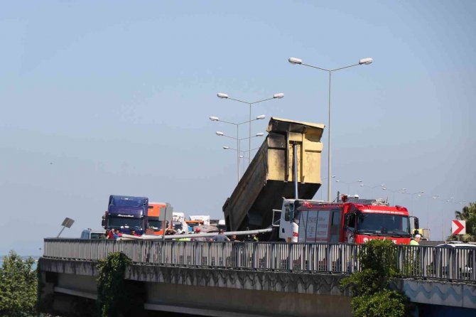 Dorsesi Açılan Tır Levha Direklerini Devirdi: 1 Yaralı