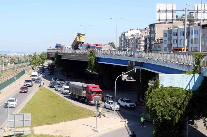Dorsesi Açılan Tır Levha Direklerini Devirdi: 1 Yaralı
