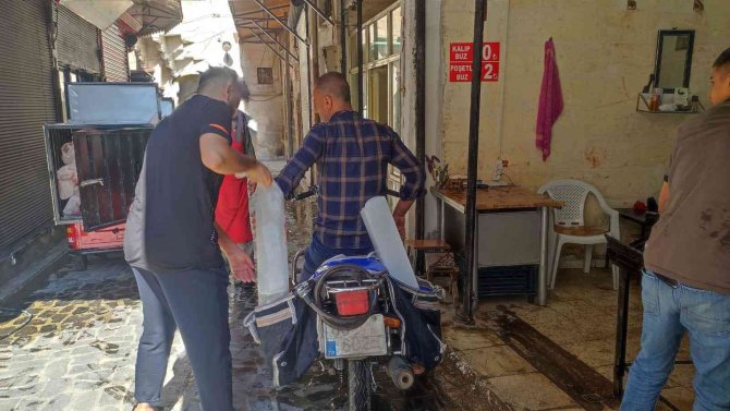 Şanlıurfa’da Sıcak Havada Buz Satışları İki Katına Çıktı