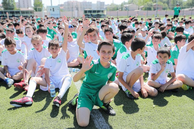 Yaz Spor Okullarında Minik Sporcular Geleceğe Hazırlanıyor