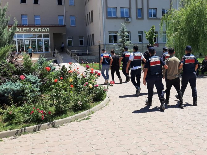 Hırsızlık Zanlıları Jandarmadan Kaçamadı