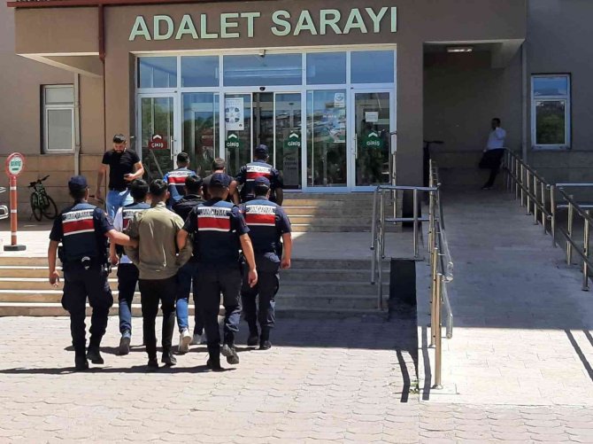 Hırsızlık Zanlıları Jandarmadan Kaçamadı
