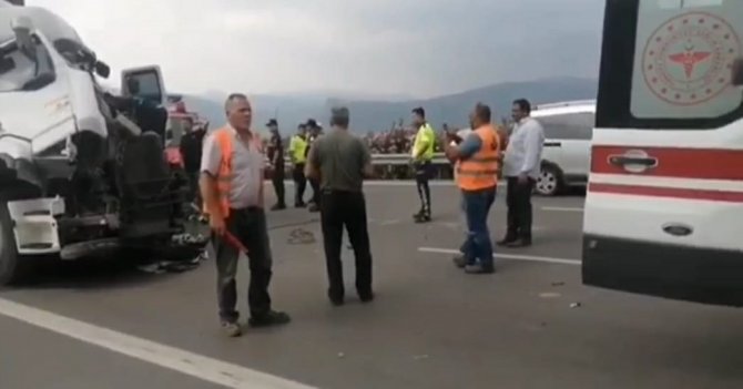 Bursa’da Kamyona Arkadan Çarpan Tırın Sürücüsü Araçta Sıkıştı