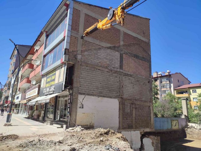 Tatvan’da Hasar Gören Bina Çöktü