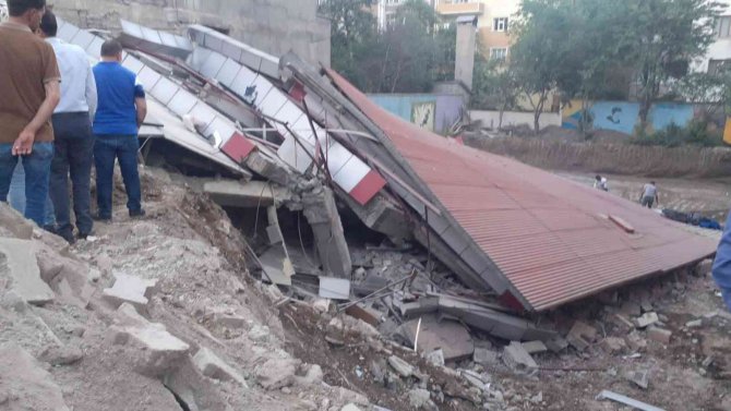Tatvan’da Hasar Gören Bina Çöktü