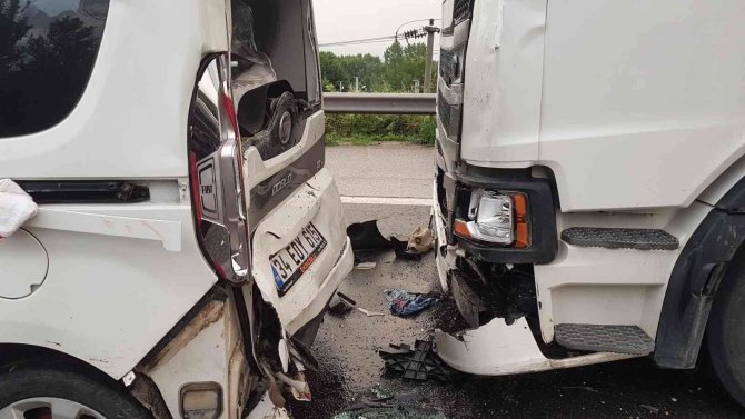 Tem’de 6 Aracın Karıştığı Kazada Ortalık Savaş Alanına Döndü: 2’si Çocuk 8 Yaralı