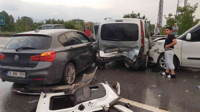 Tem’de 6 Aracın Karıştığı Kazada Ortalık Savaş Alanına Döndü: 2’si Çocuk 8 Yaralı