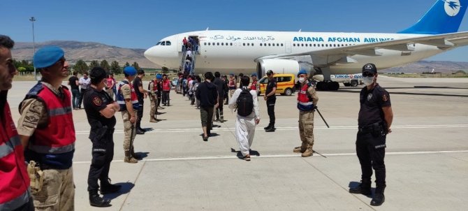 Afgan Göçmenler Charter Seferlerle Ülkelerine Gönderiliyor