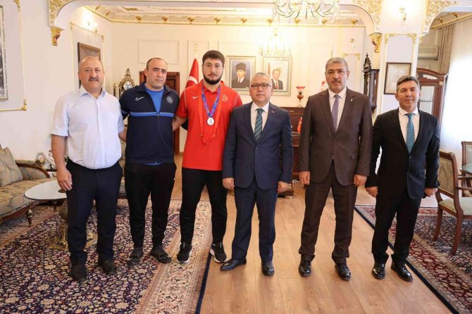 Vali Şimşek, Şampiyon Sporcuyu Altınla Ödüllendirdi