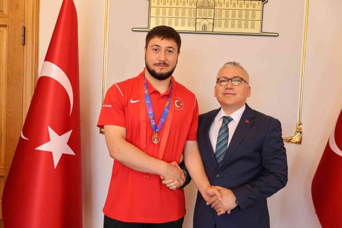 Vali Şimşek, Şampiyon Sporcuyu Altınla Ödüllendirdi