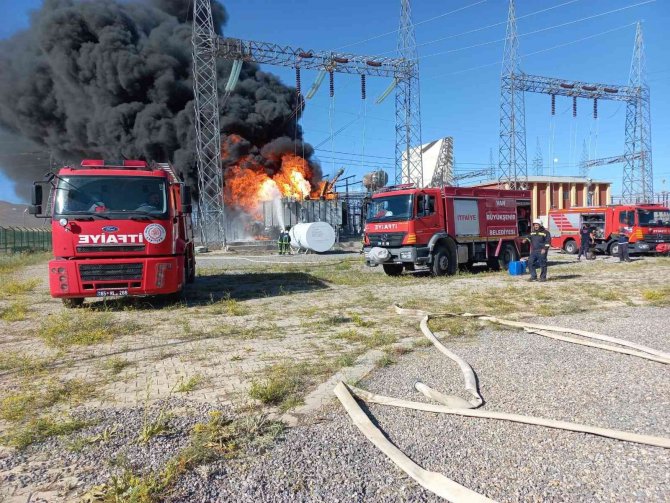 Başkale’deki Ana Trafo Hattında Çıkan Yangın Devam Ediyor
