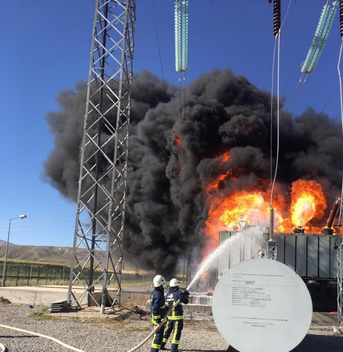Başkale’deki Ana Trafo Hattında Çıkan Yangın Devam Ediyor