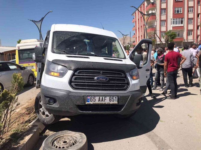 Tır Minibüse Çarptı: 2 Yaralı