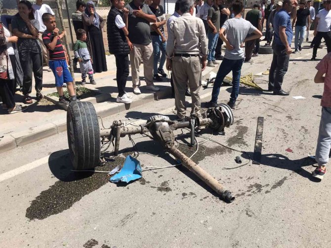 Tır Minibüse Çarptı: 2 Yaralı