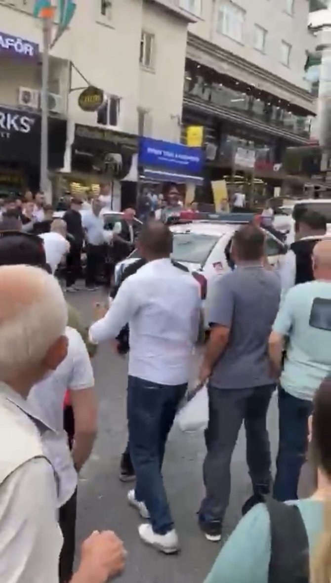 Çekmeköy’de Bir Çocuğu Taciz Ettiği İddia Edilen Şahsa Meydan Dayağı