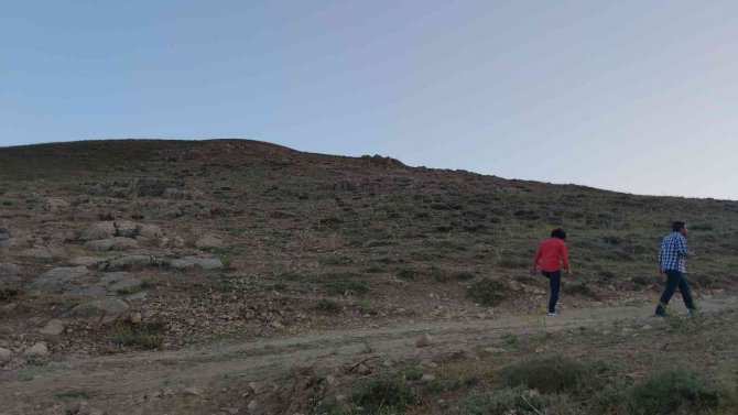 Van’da Kaçak Kazı Yapan Defineciler, 2 Bin 700 Yıllık Bir Yapıyı Ortaya Çıkardı