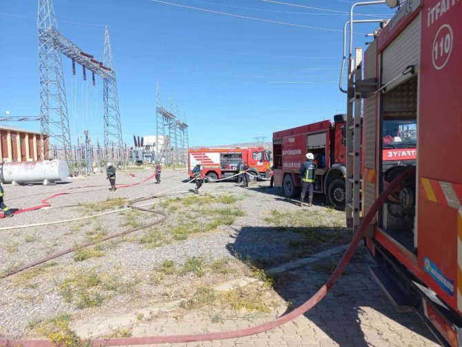 Başkale’deki Ana Trafo Hattında Çıkan Yangın Devam Ediyor