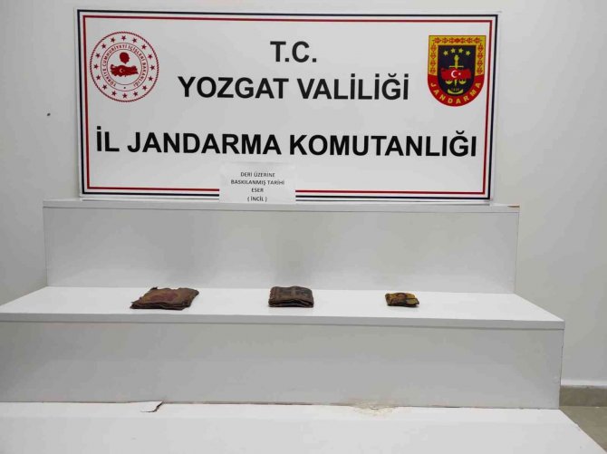 Yozgat’ta Haç İşlemeli Mezar Taşı Ve Tarihi İ̇ncil Ele Geçirildi