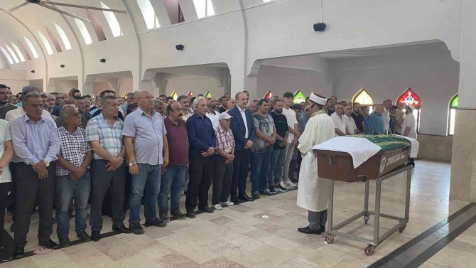 Evinin Balkonundan Atlamıştı, Son Yolculuğuna Uğurlandı