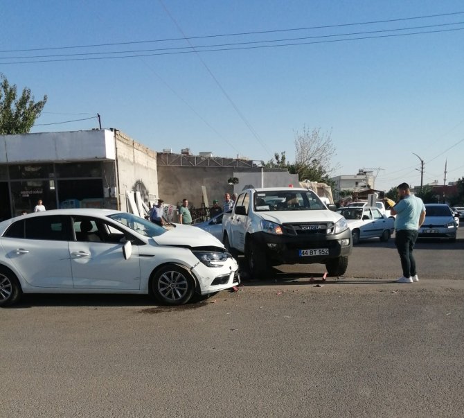 İ̇ki Araç Ve Motosikletin Karıştığı Kazada 1 Kişi Yaralandı