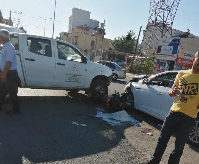 İ̇ki Araç Ve Motosikletin Karıştığı Kazada 1 Kişi Yaralandı