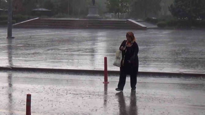 Kırıkkale’de Sıcak Hava Yerini Yağışa Bıraktı: Vatandaşlar Zor Anlar Yaşadı