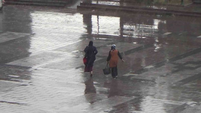 Kırıkkale’de Sıcak Hava Yerini Yağışa Bıraktı: Vatandaşlar Zor Anlar Yaşadı