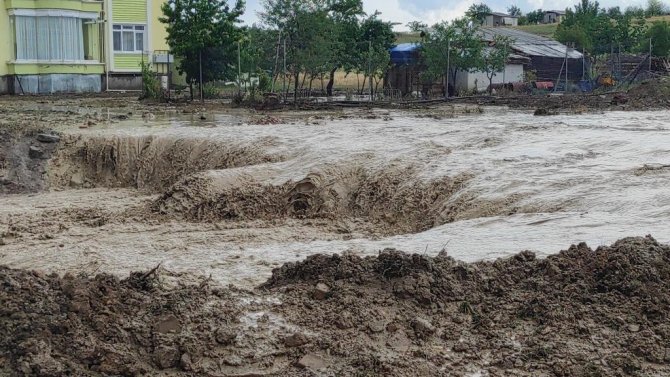 Çubuk’ta Yoğun Yağış Sele Neden Oldu