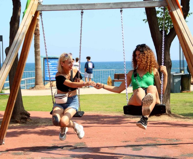 Salıncağa Binen İki Genç Kız, ’Çakmak’ İsteyen Şahsa Olmadığını Söyleyince Darp Edildi