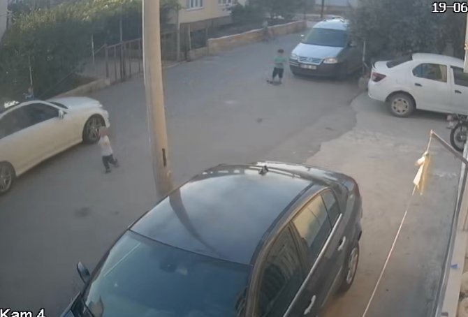Sokaktan Hızla Geçen Lüks Otomobili Önce Durdurmak İstedi, Başaramayınca Kamera Kayıtlarıyla Şikayetçi Oldu