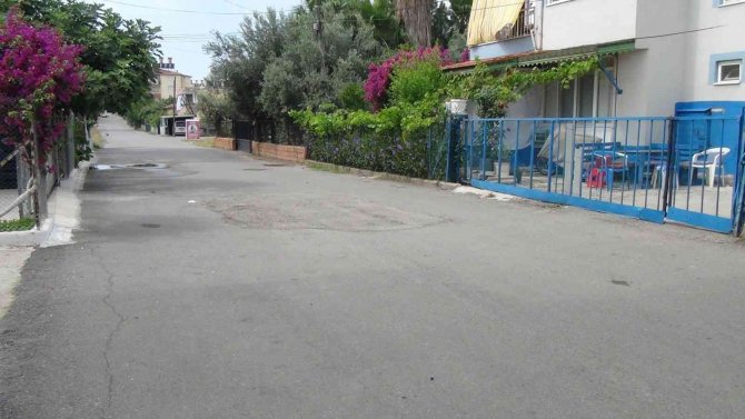 Sokaktan Hızla Geçen Lüks Otomobili Önce Durdurmak İstedi, Başaramayınca Kamera Kayıtlarıyla Şikayetçi Oldu