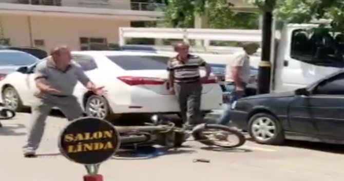 Kontrolsüz Açılan Otomobil Kapısına Çarpan Motosikletli Yaralandı