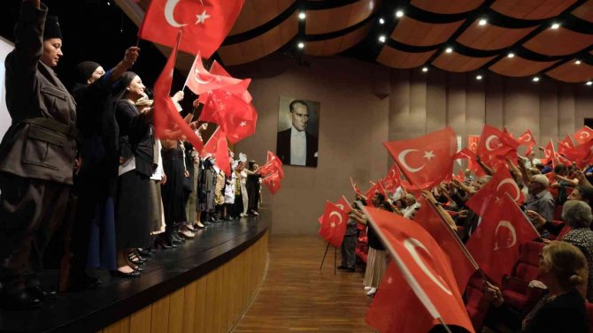 “Zamansız Kadınlar” Tiyatral Gösterisi Sanatseverlerle Buluştu