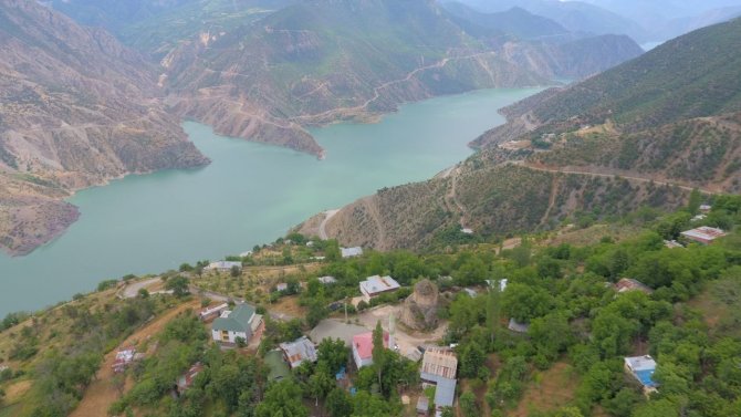 Köyde Yan Yana Bulunan Cami Ve Kilise İlgi Görüyor