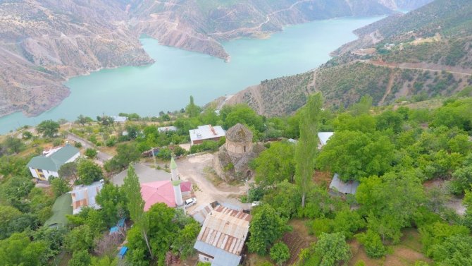 Köyde Yan Yana Bulunan Cami Ve Kilise İlgi Görüyor