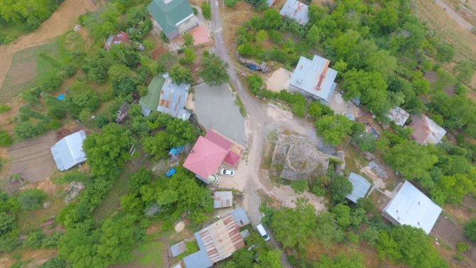 Köyde Yan Yana Bulunan Cami Ve Kilise İlgi Görüyor