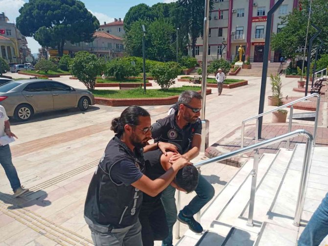 Kovalamacada Yere Döktükleri 1 Kilo Uyuşturucu İle Yakalandılar