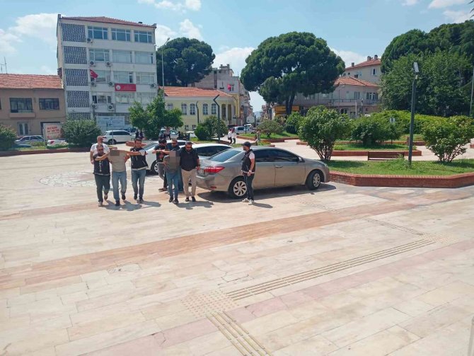 Kovalamacada Yere Döktükleri 1 Kilo Uyuşturucu İle Yakalandılar