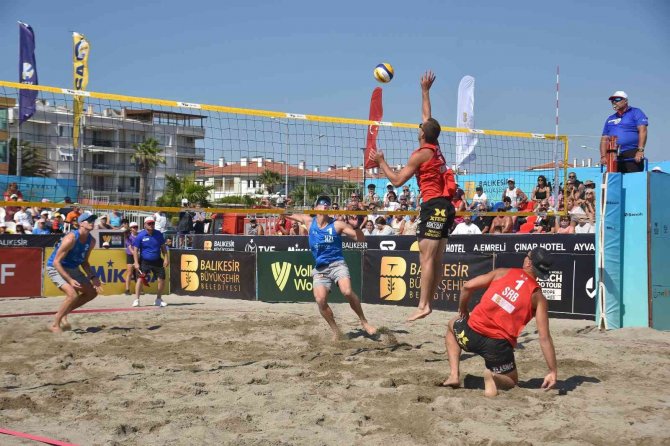 Balıkesir’de Plaj Voleybolu Rüzgarı Esiyor