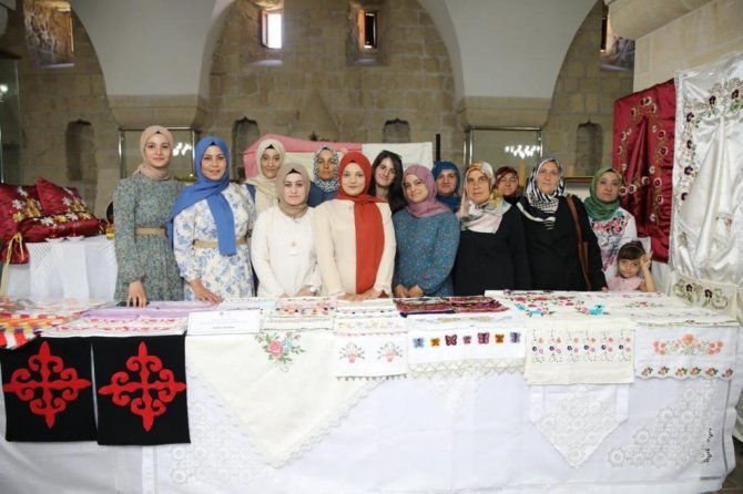 Kursiyerlerin El Emeği Ürünleri Kervansaray’da Sergileniyor