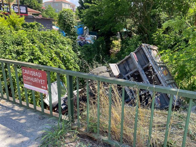 Beykoz’da Freni Tutmayan Kamyon Dereye Uçtu, Sürücü Burnu Kanamadan Kurtuldu