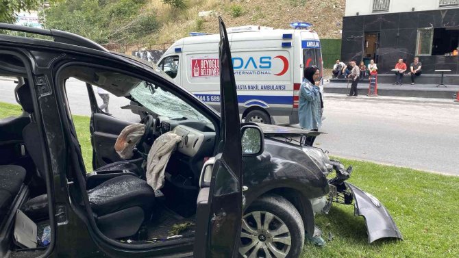 Otomobilin Çarptığı Araç Refüje Uçtu